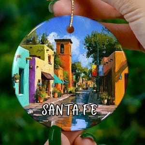 Santa Fe Straßenszene Ornament | Keramik Runde Urlaub Ornament