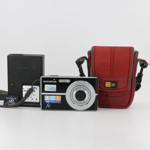 SET Olympus Fe-3010 + scheda di memoria XD, caricabatterie, custodia, cinturino (adattatore di alimentazione americano o europeo)