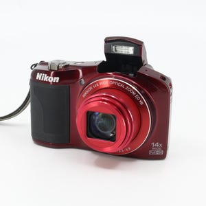 Nikon Coolpix L610 デジタルカメラ + SD メモリーカードを読んでください!! バッテリー ドアが壊れています!!