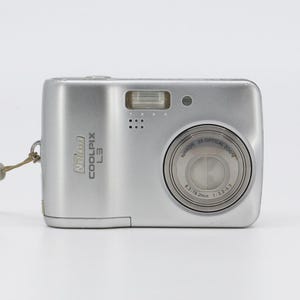 Y2K Nikon Coolpix L3 digitale camera + SD-geheugenkaart