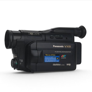 Könnte beinhalten: Ein schwarzer Panasonic VX5 Camcorder mit einem 4-Zoll-LCD-Farbmonitor, einem Weitwinkelobjektiv mit 14-fachem Zoom und VHS-C-Aufnahmefunktion. Das Gerät ist mit den Aufschriften Extreme Low Light 0.5 Lux, Fingerprint Resistant LCD und Infra-Red Remote Control versehen.