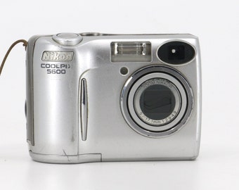 Y2K Nikon Coolpix 5600 Funzionante ma mostra segni di utilizzo
