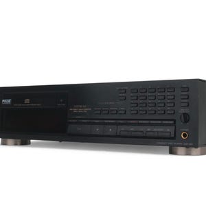 Könnte beinhalten: Ein schwarzer Sony Compact Disc Player, Modell CDP-691, mit einem Frontlader-Disc-Fach, einer Digitalanzeige, zahlreichen Steuertasten für die Wiedergabe, einem Kopfhöreranschluss und einem Lautstärkeregler, gestützt auf vier runde Metallfüße.