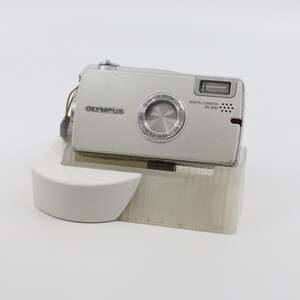 RARA fotocamera digitale Olympus IR-300 con set completo, docking station, caricabatteria, batteria e scheda di memoria (mostra segni di utilizzo)