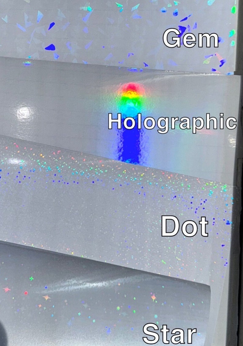 K&ouml;nnte beinhalten: Nahaufnahme von vier verschiedenen Arten von wei&szlig;em, irisierendem Bastelvinyl. Die oberste Schicht ist mit "Gem" beschriftet, gefolgt von "Holographic", "Dot" und "Star". Jeder Vinyltyp hat einen einzigartigen Glitzer- oder Hologrammeffekt.