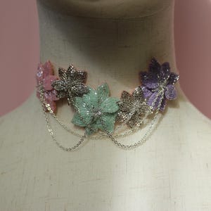 Flower choker pendant necklace
