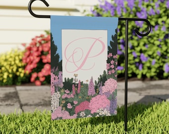 Peut inclure: Un drapeau de jardin avec un motif floral et une grande lettre "P" rose. Le drapeau a un fond de ciel bleu et est entouré de fleurs et de verdure colorées. Le drapeau est affiché sur un support en métal noir.