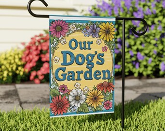 Peut inclure: Un drapeau de jardin avec le texte "Our Dog's Garden" en bleu, entouré d'un cercle jaune et d'une bordure de fleurs colorées. Le drapeau est affiché sur un support en métal noir dans un jardin.