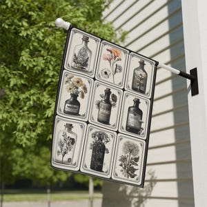 Peut inclure: Un drapeau de jardin décoratif présentant un collage d'illustrations botaniques. Le drapeau affiche neuf images rectangulaires de fleurs et de plantes dans des bouteilles et des vases en verre, avec une esthétique vintage. La palette de couleurs est principalement crème, noire et marron.