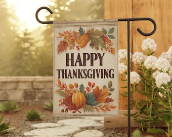 Könnte beinhalten: Ein rechteckiger Gartenflagge mit dem Schriftzug "HAPPY THANKSGIVING" in dunkelbraunen Buchstaben. Die Flagge zeigt ein Herbstdesign mit Kürbissen, Blättern und Beeren in Orange, Braun und Grün. Sie ist an einem schwarzen Metallständer befestigt.