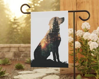 Peut inclure: Un drapeau de jardin blanc avec la silhouette d'un chien et un motif de forêt superposé. Le chien est assis, et l'image de la forêt comprend des arbres et un coucher de soleil. Le drapeau est sur un piquet de jardin en métal noir.