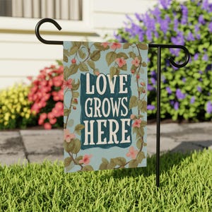 Liebe wächst hier Reben Haus- und Gartenfahne, Liebeshausbanner, Liebe wächst Gartenfahne, Frühlings-Sommer-Veranda-Flagge, blaue Hausfahne, Blumenfahne