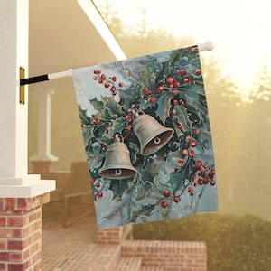 Peut inclure: Un drapeau décoratif d'extérieur avec une illustration à l'aquarelle de deux cloches argentées suspendues à une branche de houx avec des baies rouges. Idéal pour la saison des fêtes.