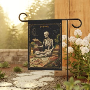 Bandiera per casa e giardino con la carta dei Tarocchi del Lettore, stendardo per veranda con la carta dei Tarocchi dello Scheletro, bandiera per casa in stile Cottagecore, bandiera da giardino per amanti dei libri, Dark Academia