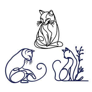 Op de afbeelding: Drie lijntekeningen van katten. De bovenste kat is zwart-wit en zit met zijn kop naar de zijkant gedraaid. De twee onderste katten zijn blauw en zitten met hun staart om hun lichaam gekruld. Eén kat kijkt naar de zijkant en de andere kijkt naar beneden.