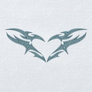 Könnte beinhalten: Ein blaues Tribal-Herz-Design mit komplizierten Mustern.