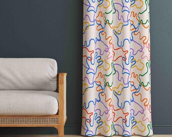 Pode incluir: Uma cortina de comprimento total com um padrão repetitivo de linhas contínuas desenhadas à mão em tons vibrantes de vermelho, azul, verde, laranja, amarelo e roxo sobre um fundo creme claro, pendurada verticalmente em pregas.