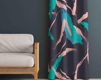 Pode incluir: Uma cortina de comprimento total com um fundo cinza-carvão escuro e um padrão abstrato de pinceladas amplas e pictóricas em turquesa vibrante e rosa pastel suave, criando um efeito visual dinâmico e em camadas na superfície do tecido.