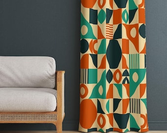 Pode incluir: Uma cortina de comprimento total com um padrão geométrico de formas laranja, azul-petróleo e azul-escuro sobre um fundo creme. O design consiste em vários círculos, triângulos e retângulos listrados dispostos numa grelha repetitiva.