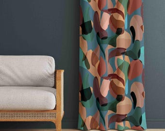 Pode incluir: Um painel de cortina com um padrão abstrato de formas orgânicas sobrepostas em tons de terracota, verde sálvia, azul-petróleo escuro e bege. O design consiste em formas fluidas e arredondadas sobre um fundo azul-claro.