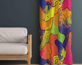 Pode incluir: Uma cortina de comprimento total com um padrão abstrato vibrante de formas orgânicas semelhantes a amebas em tons brilhantes de amarelo néon, laranja, rosa choque, verde lima e azul royal, acentuado com texturas de pontos pretos finos.