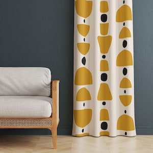 Könnte beinhalten: Ein bodenlanger Vorhang aus cremefarbenem Stoff mit einem sich wiederholenden vertikalen Muster aus senfgelben geometrischen Formen und kleinen schwarzen Kreisen, die in Spalten angeordnet sind und ein strukturiertes Design bilden.