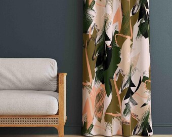 Pode incluir: Uma cortina de comprimento total com um padrão abstrato de formas sobrepostas em tons de verde-oliva, verde-floresta escuro, pêssego suave e creme. O design consiste em marcas texturizadas semelhantes a pinceladas que criam um efeito.