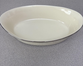 Bol ovalado para servir verduras Lenox Solitaire de 25 cm, color marfil con borde platino, nuevo sin etiquetas.
