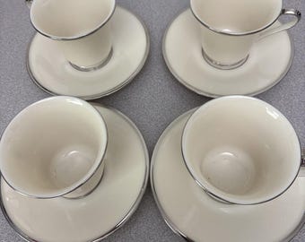 Tazas y platillos de porcelana Lenox Solitaire, juego de 4, color marfil con borde platino, excelente estado.