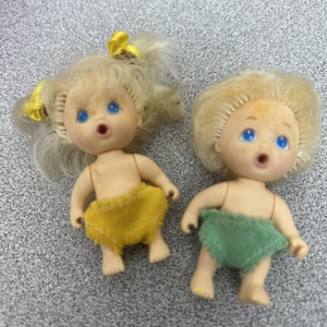 Vintage 1990 TYCO Strings Drink & Wet Baby Dolls, Set mit 2 Puppen