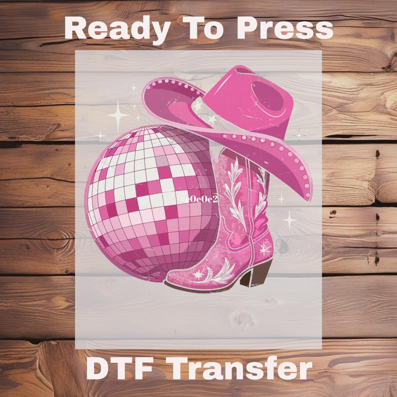 K&ouml;nnte beinhalten: Ein pinkfarbenes DTF-Transferdesign mit einer Discokugel, einem Cowboyhut und einem Cowboy-Stiefel. Die W&ouml;rter "Ready To Press" und "DTF Transfer" sind auf dem Bild aufgedruckt. Der Stiefel hat ein Blumenmuster.