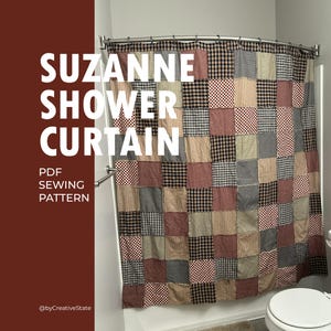 Könnte beinhalten: Ein Patchwork-Duschvorhang mit Quadraten in verschiedenen Mustern und Farben, darunter Rot, Schwarz und Grau. Der Text "SUZANNE SHOWER CURTAIN" wird in großen weißen Buchstaben angezeigt. Die Worte "PDF SEWING PATTERN" sind ebenfalls sichtbar.