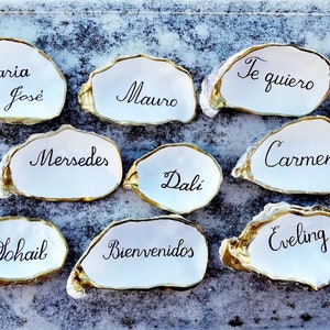 Gusci di ostriche personalizzati con nomi calligrafici, bordi oro/argento, segnaposto per matrimoni personalizzati, decorazioni costiere di lusso, bomboniere e ricordini