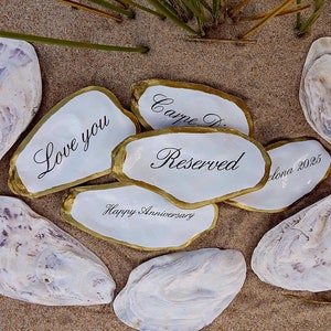 Conchas de ostra personalizadas com frases – Cartões de lugar elegantes para casamento, borda dourada/prateada, palavras personalizadas, decoração exclusiva para eventos, presente de mesa de luxo