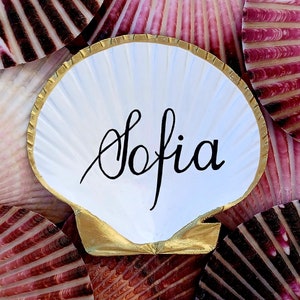Conchiglie di capesante personalizzate con nomi calligrafici, bordi oro/argento, segnaposto per matrimoni personalizzati, decorazioni costiere di lusso, bomboniere e ricordini