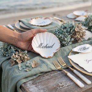 Extra grote naamkaartjes met schelp – Luxe natuurlijk decor bruiloft statement, gepersonaliseerde naamkaartjes hoofd | Zomerbruiloft