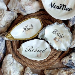 Gepersonaliseerde kleine oesterschelpen met kalligrafienamen – uniek, aangepaste bruiloft, woondecoratie, cadeau, plaatskaarten, gouden of zilveren metalen rand