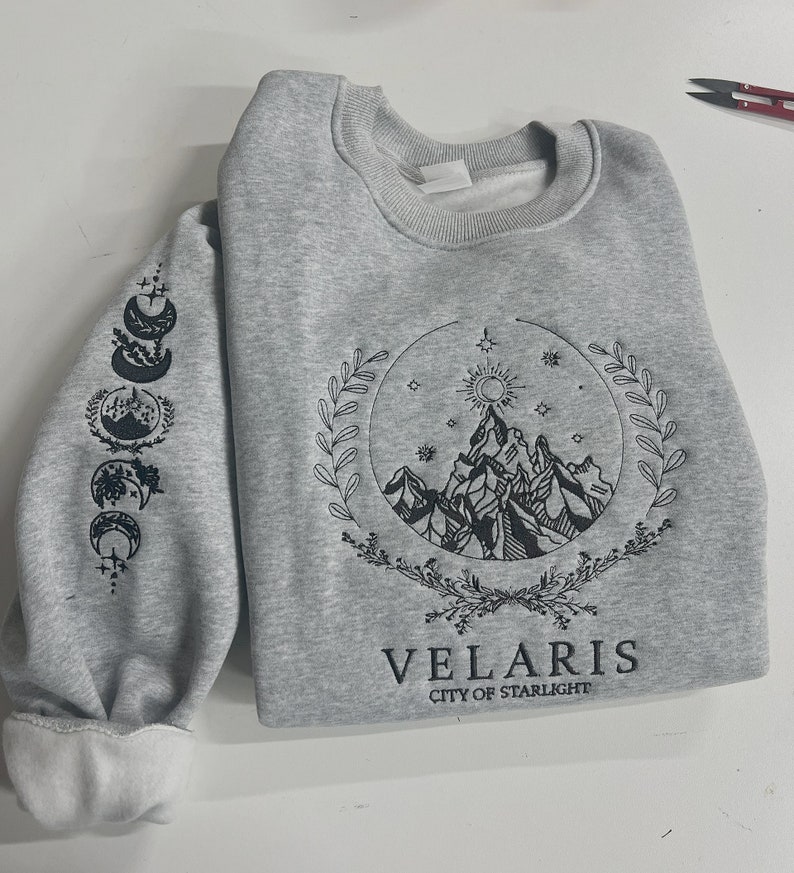 Sudadera bordada Velaris The Night Court Velaris City of Starlight Sweater Camisa Acotar, suéter SJM, City of Starlight, Camisa ACOTAR imagen 1