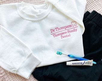 Nombre bordado y práctica dental Sudadera Gemma, detalle de la familia Thompson, regalo de trabajador dental, sudadera de dentista, regalo para trabajadores dentales