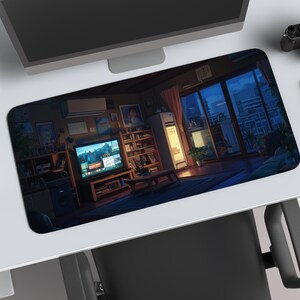 Op de afbeelding: Een rechthoekige bureaumat met een gedetailleerde illustratie van een kamer met een tv, boekenplanken en een groot raam met uitzicht op een stadsgezicht. Een laptop, camera, rood notitieboek en een kleine plant staan ook op het bureau.