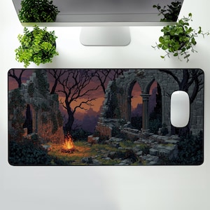 Könnte beinhalten: Rechteckiges Mauspad mit einer pixeligen Landschaft einer alten, zerstörten Struktur mit Bögen und einem Lagerfeuer. Die Farbpalette umfasst Grau-, Orange- und Brauntöne. Eine weiße Maus befindet sich auf der rechten Seite.