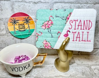 Stand Tall Flamingo Mug Rug / Untersetzer Appliquéd, gequiltet und bestickt