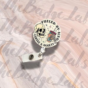 Alimenté par le café glacé et l'anxiété, bobine de badge, porte-carte d'identité rétractable, accessoire de travail pouvant être relié, clip pour badge amusant, accessoire pour infirmière, enrouleur de badge