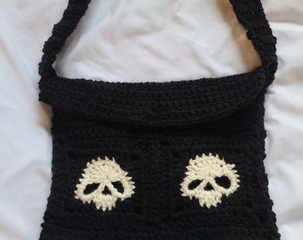 Bolso mensajero con calavera de crochet