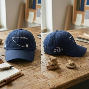 Pode incluir: Um conjunto de três canecas de cerâmica com acabamento salpicado e fosco. As canecas são em tons de creme, cinza claro e cinza escuro. Cada caneca tem um design simples e minimalista, perfeito para café ou chá.