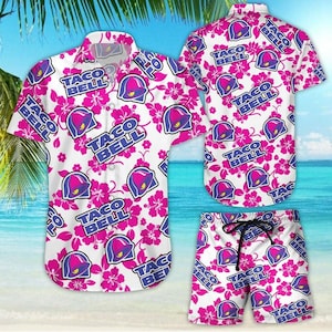 Puede incluir: Un conjunto blanco de camisa hawaiana, camisa de manga corta y pantalones cortos. El conjunto presenta un patrón repetido del logotipo de Taco Bell, flores rosas y las palabras "TACO BELL". El conjunto de ropa es perfecto para unas vacaciones en la playa.