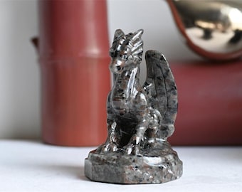 Statua di drago in Yooperlite naturale intagliata a mano, altare di stregoneria e decorazione gotica per la casa.
