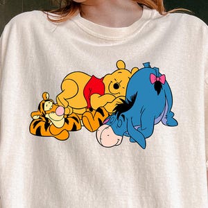 T-shirt Winnie l'ourson Tigrou Bourriquet couleurs confort, t-shirt amis dessin animé mignon, t-shirt ourson vintage, tenue voyage Disney, t-shirt ourson nostalgique