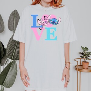 Camiseta con letras de amor de Stitch Angel, texto rosa y azul colorido, linda camiseta para pareja, camiseta gráfica de colores cómodos, regalo de San Valentín imagen 8