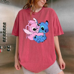 Camiseta de dibujos animados de Stitch abrazando a un ángel rosa, camiseta de San Valentín con colores cómodos, camiseta de pareja pastel, linda camiseta de amantes kawaii imagen 5